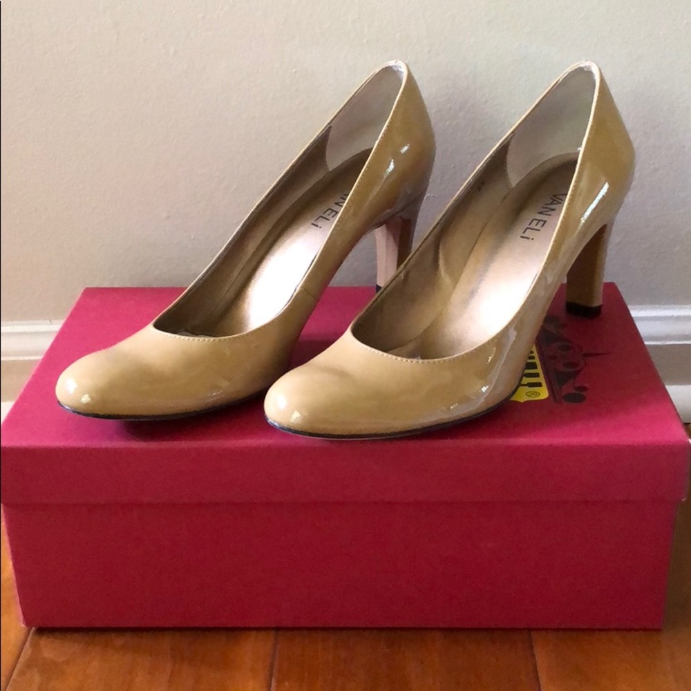 Vaneli Udex Nude Patent Pump, Size 8 **NARROW**